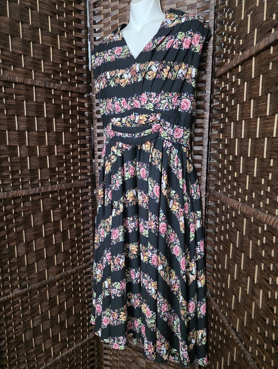 Unique vintage Floral Stripe Sleeveless Midi Dress in Black and Pink - Picture 11 of 15